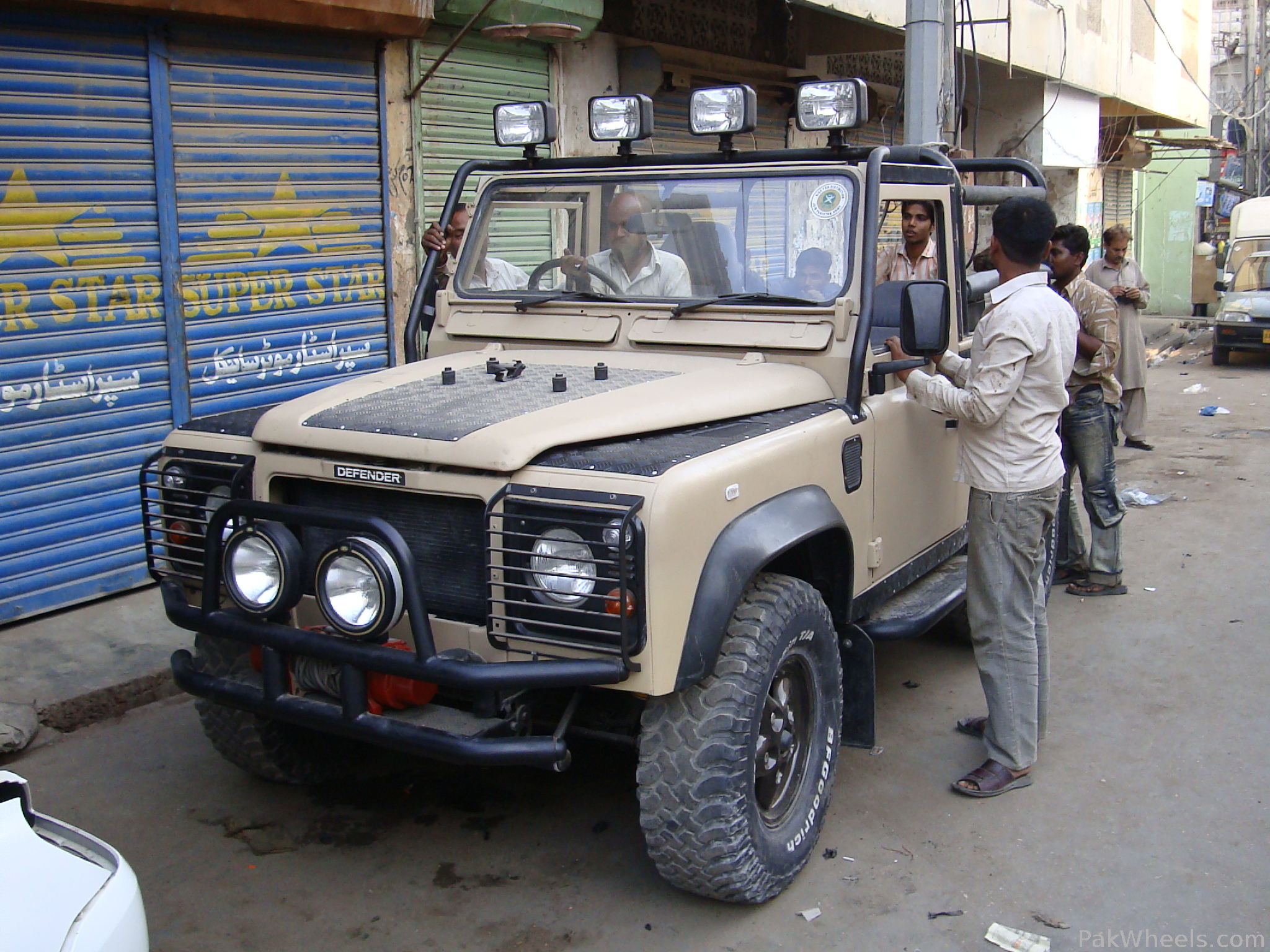 Land Rover Defender - 1994 none Image-1