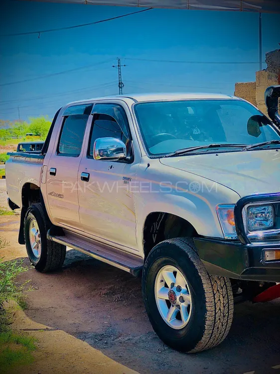 Toyota Hilux 2000 for Sale in Islamabad Image-1
