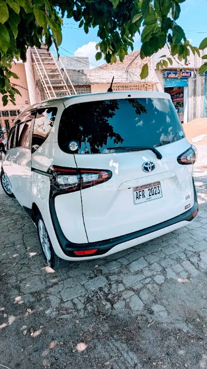 Toyota Sienta 2018 for Sale in Chowk azam Image-1