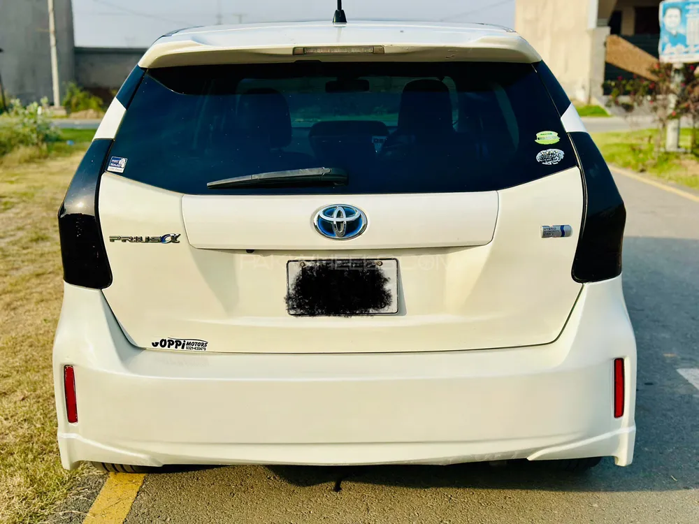 Toyota Prius Alpha 2012 for sale in Faisalabad