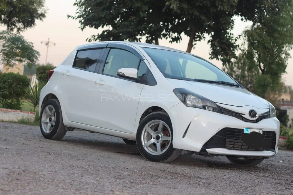 Toyota Vitz 2014 for Sale in Charsadda Image-1