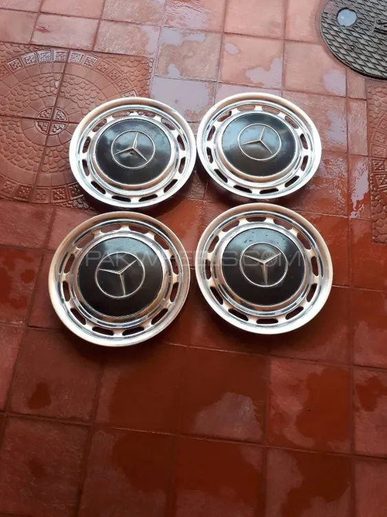 Mercedes hubcaps Image-1