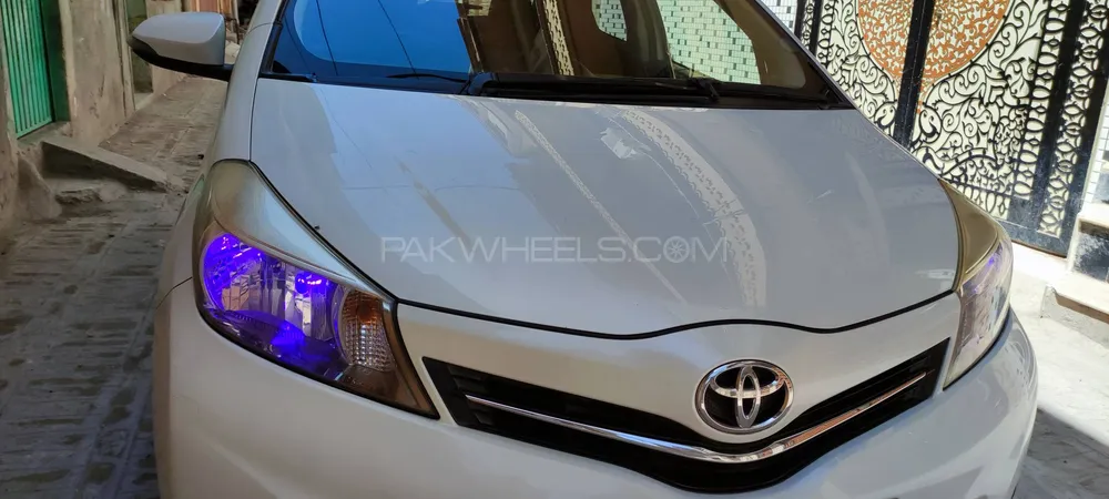 Toyota Vitz 2013 for Sale in Peshawar Image-1