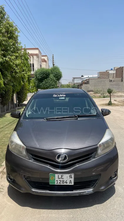 Toyota Vitz 2011 for Sale in Khanewal Image-1