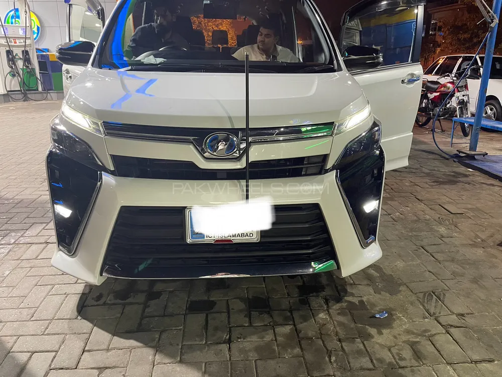 Toyota Voxy 2018 for Sale in Islamabad Image-1
