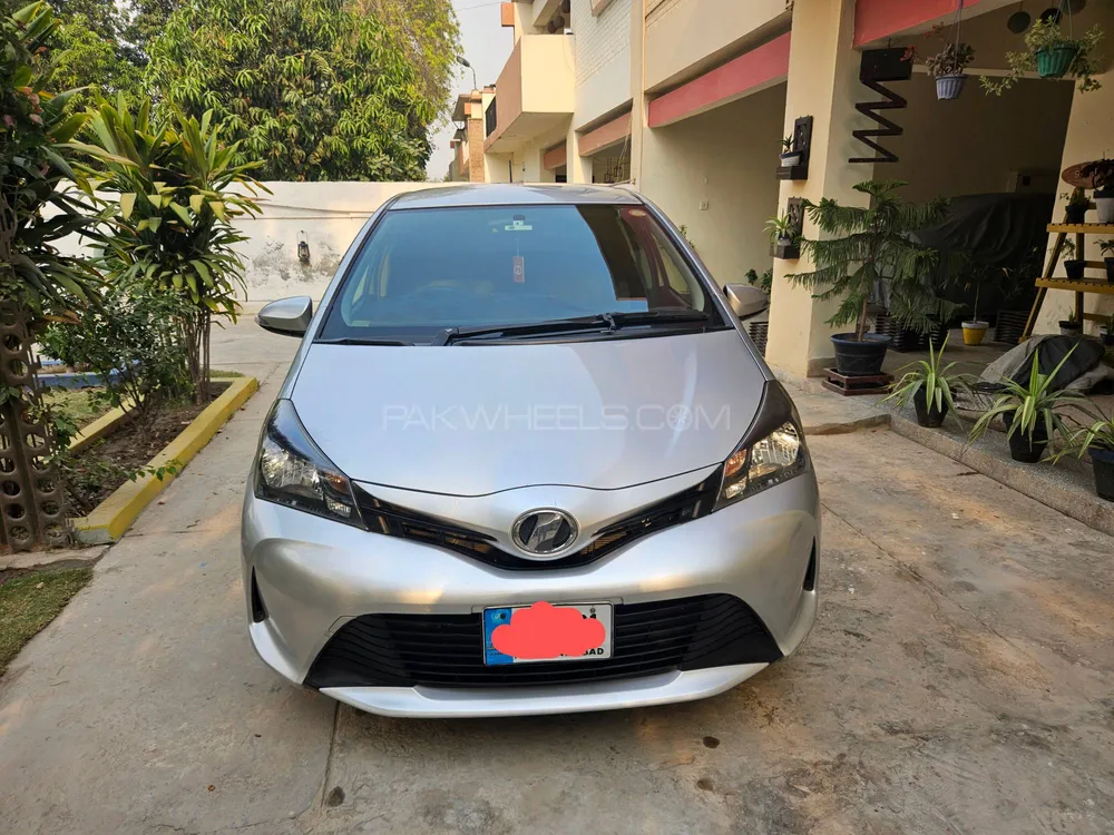 Toyota Vitz 2015 for Sale in Okara Image-1