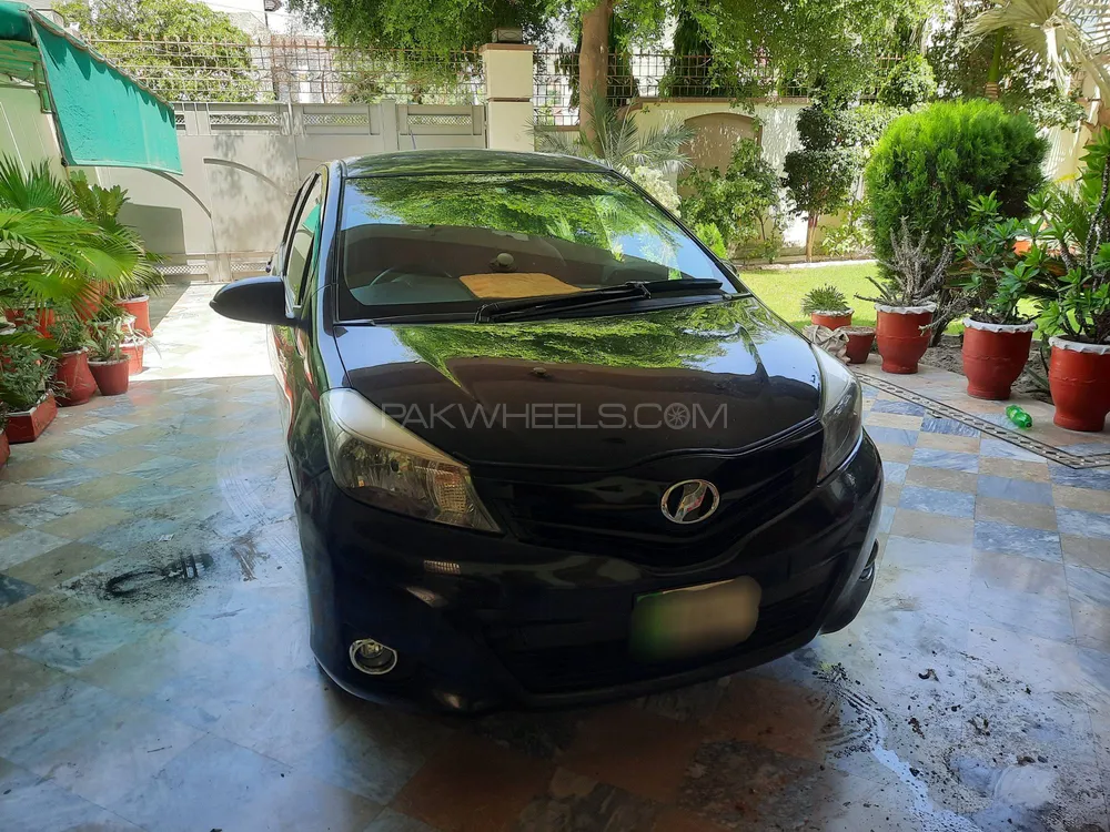 Toyota Vitz 2015 for Sale in Mian Channu Image-1