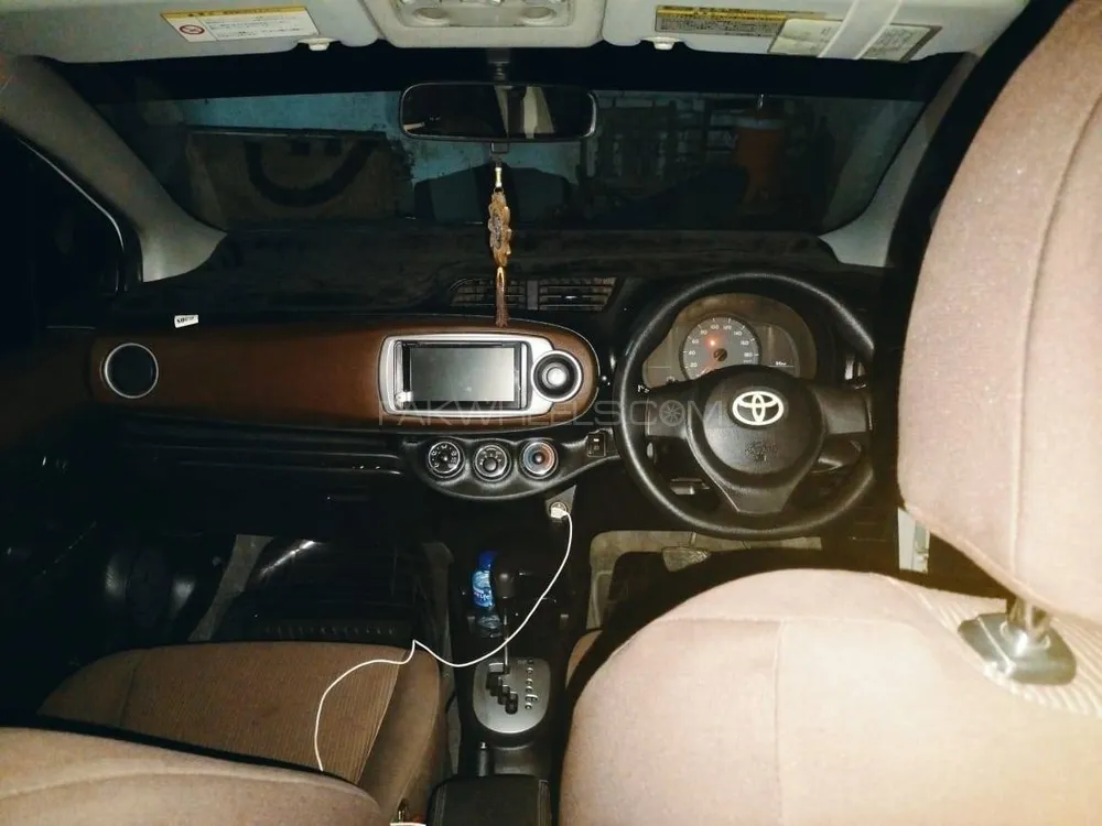 Toyota Vitz 2015 for Sale in Larkana Image-1