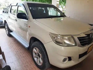 Toyota Hilux 4x4 Double Cab Standard 2013 for Sale