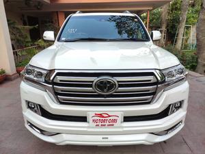 LandCruiser ZX ( V8 )  full house 
Model 2018/11 production 
Import 2023 unregistered 
Not a 100 km driven in Pakistan 
Mileage 28000 km
Pearl white metallic with brono leather interior 
4.5 AA as per auction sheet 
Brand new condition ( bumper to bumper original & spotless)
Top of line specs. 
Rear entertainment 
Cool box 
Wireless charger 
Original body kit 
Adapted Radar 
Further information please call & visit Victory Cars jail road Lahore