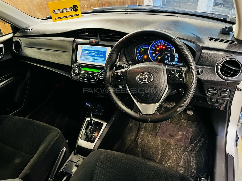 Toyota Corolla Axio 2013 for Sale in Lahore Toyota Corolla Axio 2013 for Sale in Lahore Image-10
