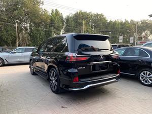 Make: Lexus Lx 570
Black Sequence Edition
Model: 2020
Mileage: 26,900 Km
Unregistered
Fresh Import 2025

TOP OF THE LINE:
*Diamond stich seats
*Mark levinson sound system
*Rear entertainment
*Original tv + 4 cameras
*Heads up Display
*Cool box
*Back auto door
*Heating/Cooling seats
*Sunroof
*Radar
*7 seater