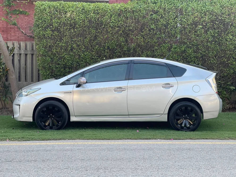 Toyota Prius 2011 for Sale in Peshawar Image-1