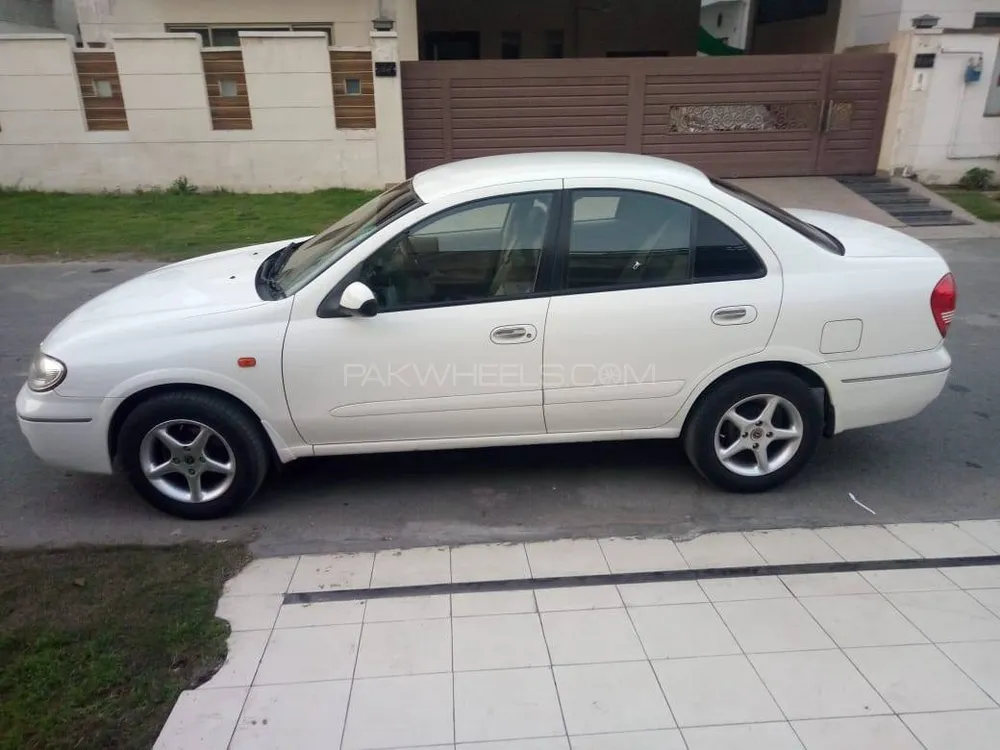 Nissan Sunny 2010 for Sale in Lahore Image-1