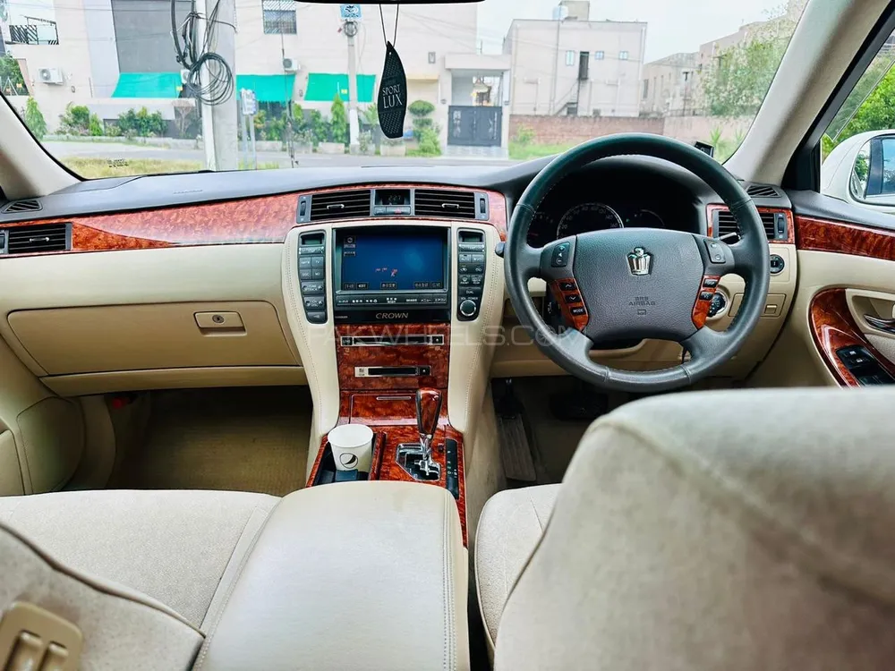 Toyota Crown 2004 for Sale in Lahore Image-1