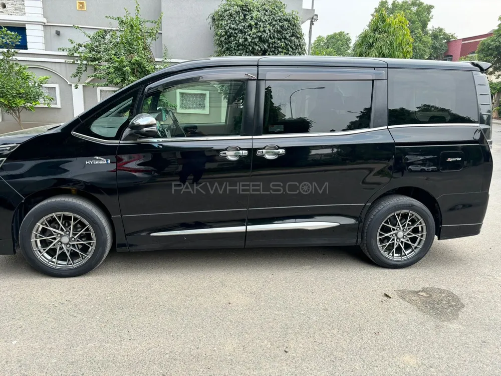 Toyota Voxy 2014 for Sale in Lahore Image-1