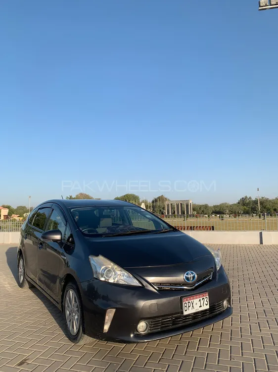 Toyota Prius Alpha 2014 for Sale in Karachi Image-1