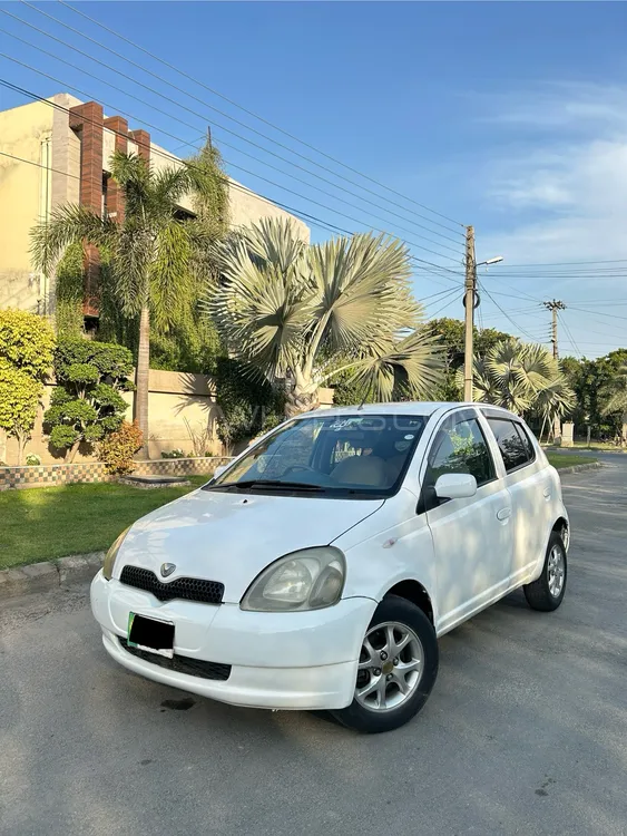 Toyota Vitz 2000 for Sale in Lahore Image-1