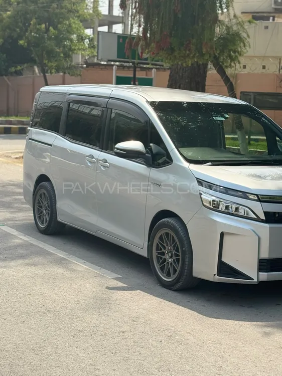 Toyota Voxy 2018 for Sale in Peshawar Image-1