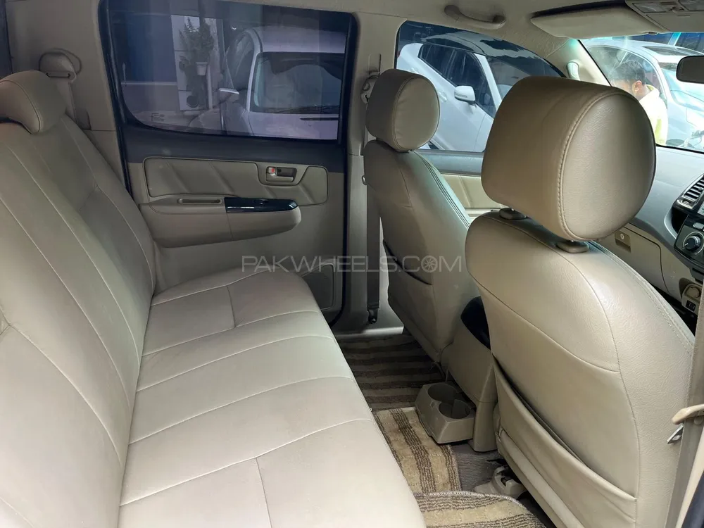 Toyota Hilux 2014 for Sale in Karachi Toyota Hilux 2014 for Sale in Karachi Image-9