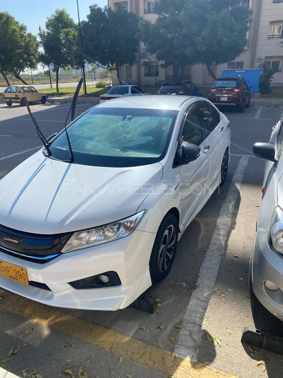 Honda Grace Hybrid 2015 for Sale in Karachi Image-1