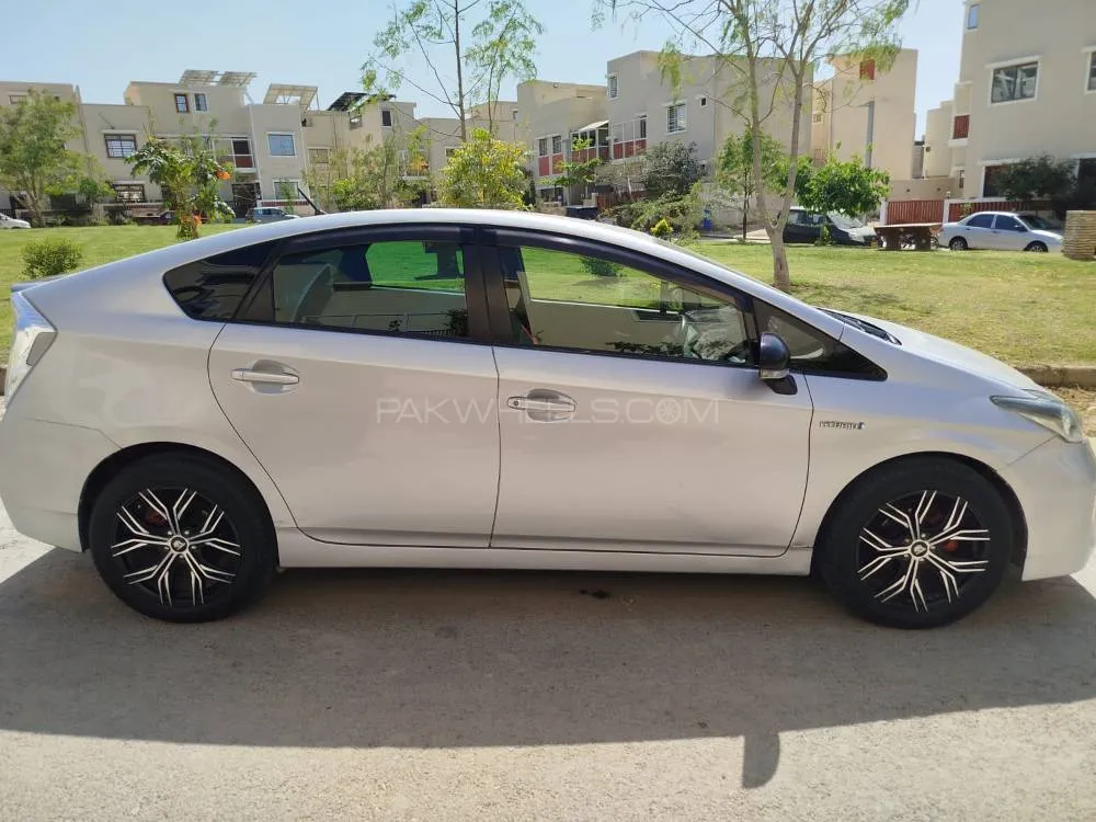 Toyota Prius Alpha 2015 for Sale in Karachi Image-1