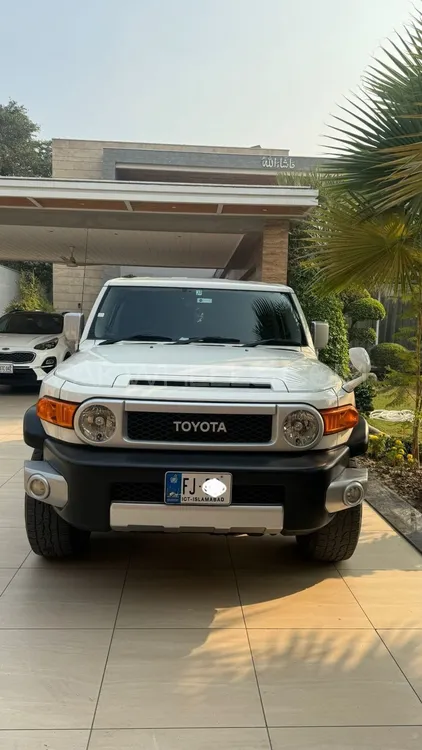 Toyota Fj Cruiser 2015 for Sale in Lahore Image-1