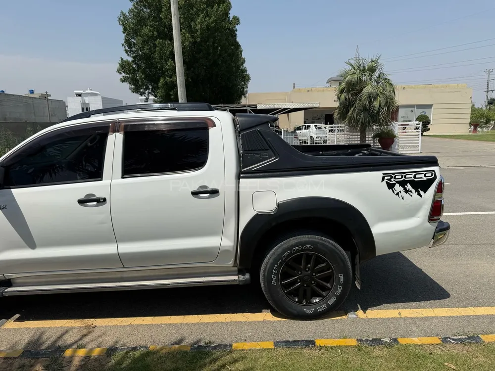 Toyota Hilux 2015 for Sale in Sialkot Toyota Hilux 2015 for Sale in Sialkot Image-10