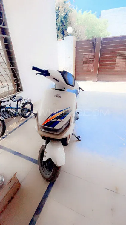 لیکٹرکس Scooty 2024 for Sale Image-1