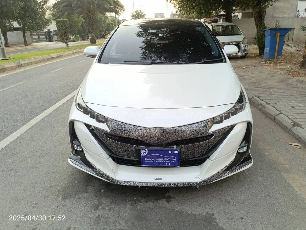 Toyota Prius 2017 for Sale in Lahore Image-1