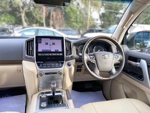 Land Cruiser AX 
Model: 2020
Mileage: 33,000 km 
Unregistered 

*Original TV + 4 cameras  
*7 Seater  
*Sunroof
*Beige room

Calling and Visiting Hours

Monday to Saturday

11:00 AM to 7:00 PM