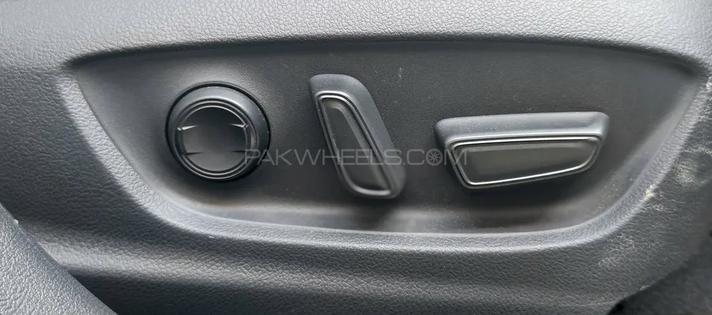 Toyota Prius 2020 for Sale in Peshawar Image-1