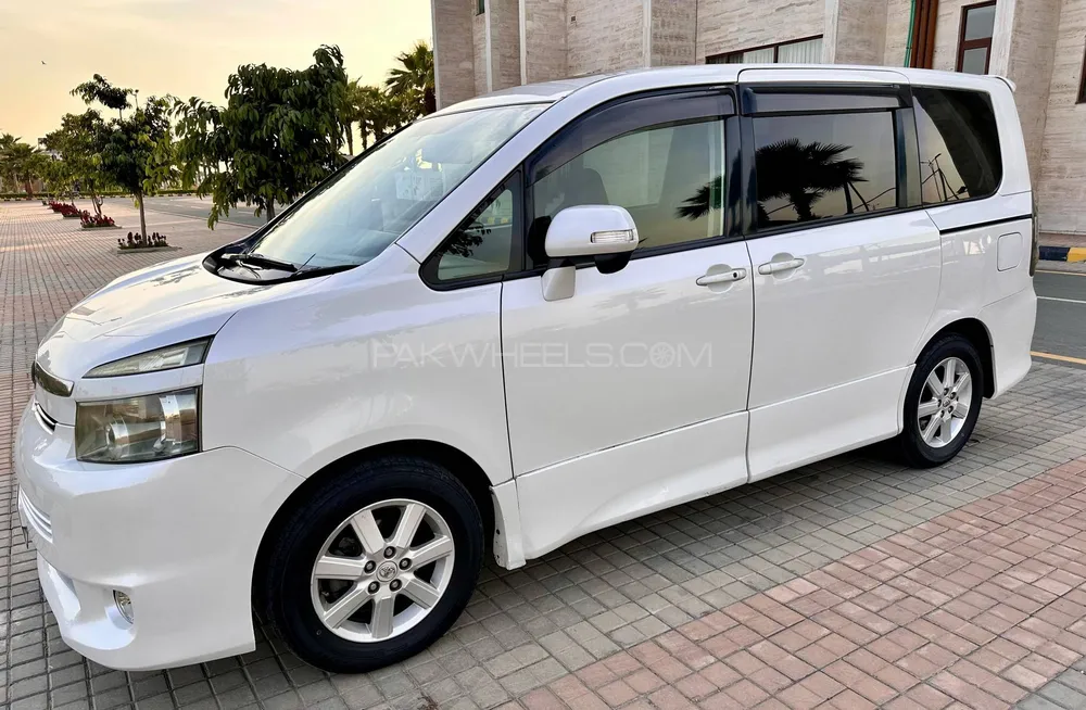 Toyota Voxy 2007 for Sale in Bannu Image-1