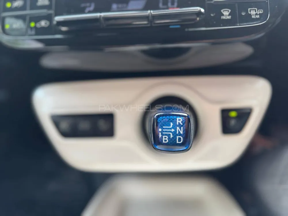 Toyota Prius 2017 for Sale in Lahore Toyota Prius 2017 for Sale in Lahore Image-6