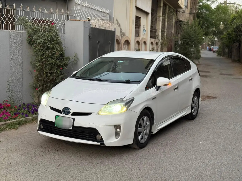 Toyota Prius 2013 for Sale in Lahore Image-1
