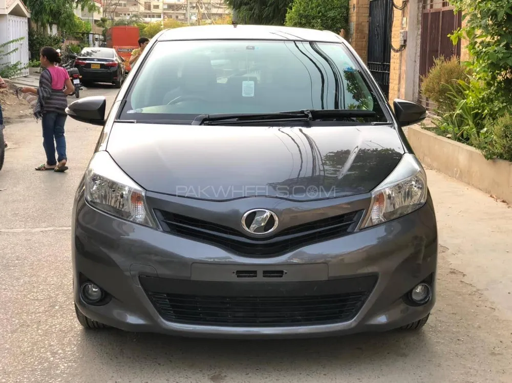 Toyota Vitz 2013 for Sale in Karachi Image-1