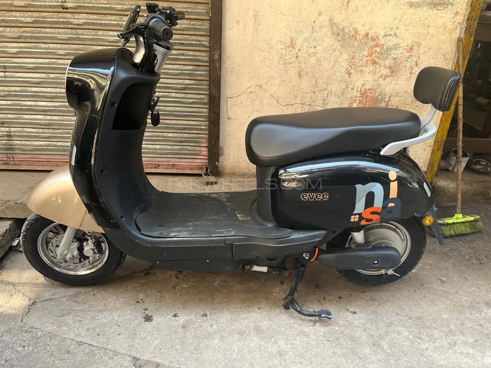 Lectrix Scooty 2025 for Sale Image-1
