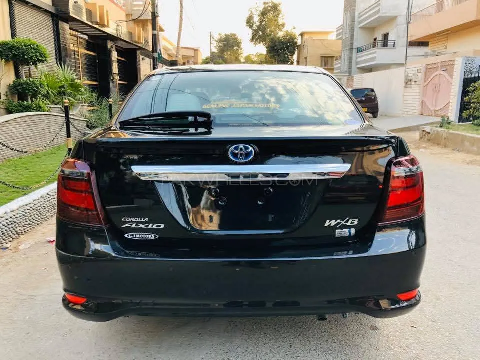 Toyota Corolla Axio 2018 for Sale in Karachi Image-1