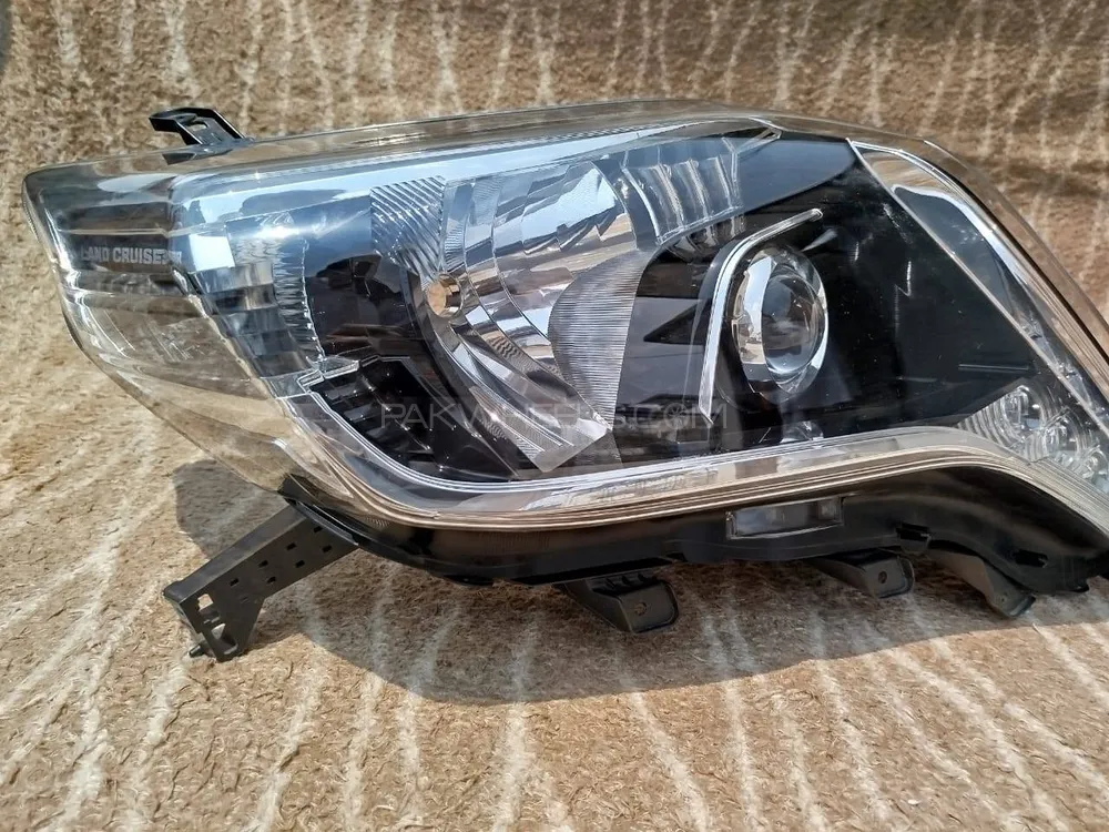 Headlights of Toyota Land Cruiser 15/16 Image-1