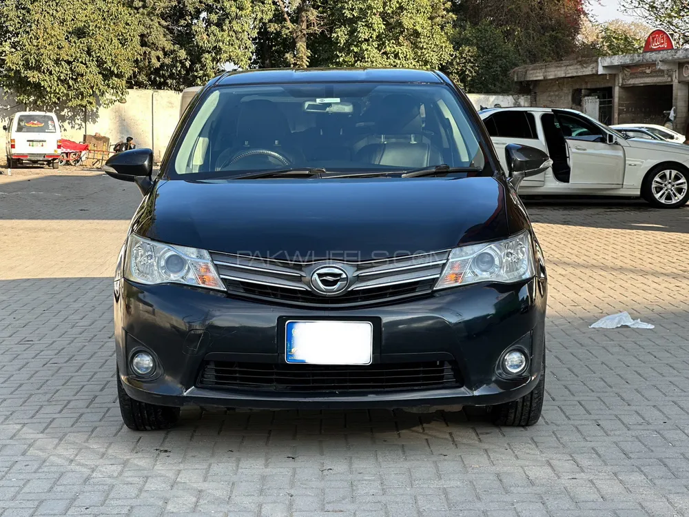 Toyota Corolla Axio 2013 for Sale in Islamabad Image-1
