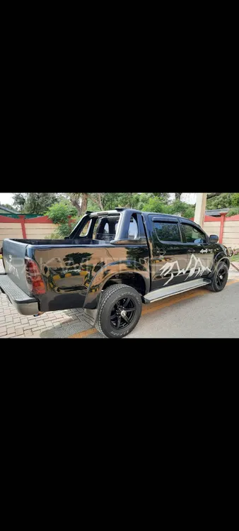 Toyota Hilux 2011 for Sale in Peshawar Image-1