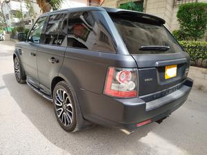 Range Rover Evoque
2010
5.0 Litter engine 
Black Wrap