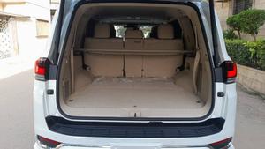Toyota Land Cruiser 
LC 300
2023/ 2024
LC 300 
pearl White