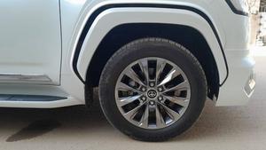 Toyota Land Cruiser 
LC 300
2023/ 2024
LC 300 
pearl White