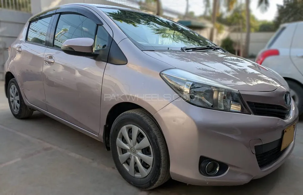 Toyota Vitz 2012 for Sale in Karachi Image-1