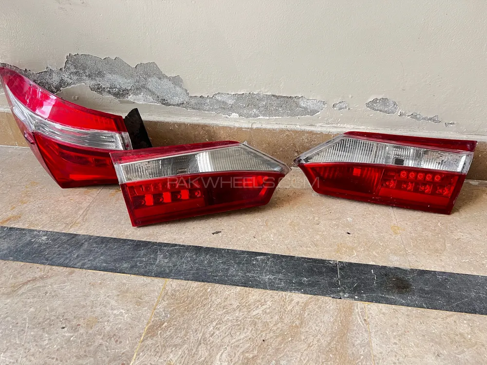Toyota Corolla back lights Image-1