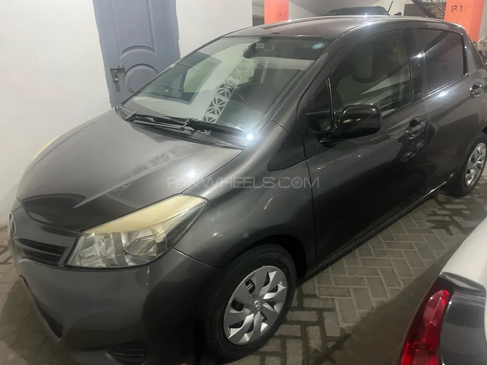 Toyota Vitz 2013 for Sale in Karachi Image-1