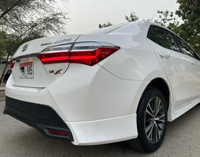 TOYOTA COROLLA ALTIS X 1.6 AUTOMATIC NEW SHAPE (1600cc)
Model 2021 || Registered 2021
Only 36,000 KM
SUPER WHITE Color
Left Side 2 pcs and Right Side 1 pc Repainted on Scratches 
Company Maintained 
AUTOMATIC Transmission
ORIGINAL X NEW SHAPE
Original ALPINE TV
Just like Brand New
READY DELIVERY 
EXCHANGE POSSIBLE WITH ANY CAR

For inspection
Available at SUPREME CARS
Plot # 151/F,Under Imam heights,Shop no.1&2, Main Khalid Bin Walid Rd, Karachi, Sindh 75400

|  Premium Cars  |  Best Prices  |  Optimum Performance | 
#Supremecarsgang
