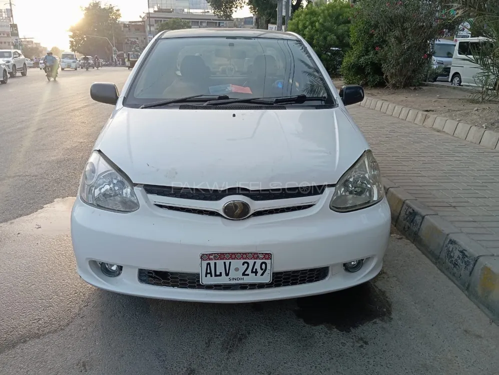Toyota Platz 2004 for Sale in Karachi Image-1