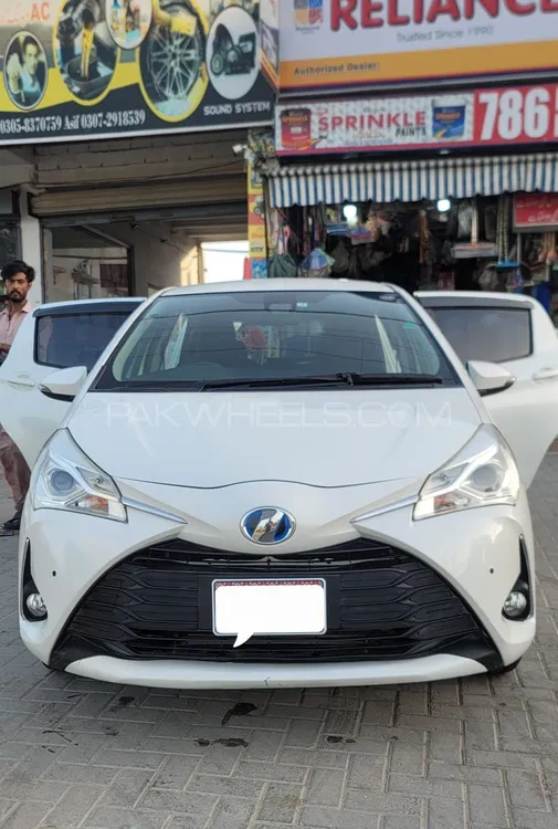 Toyota Vitz 2017 for Sale in Karachi Image-1